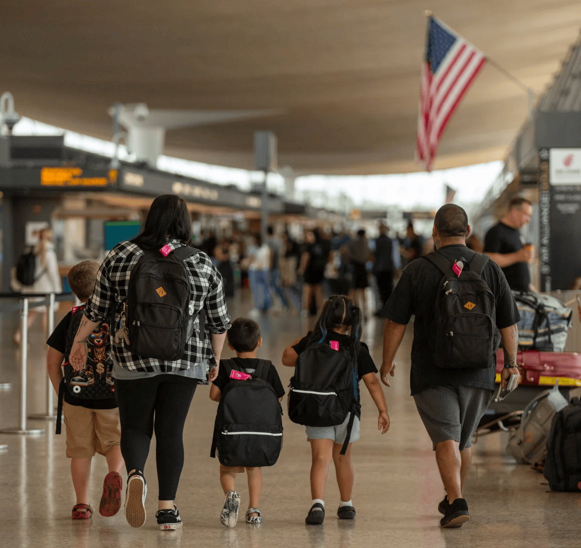 一家人自愿被驱逐出美国：“留在这里是一场赌博”