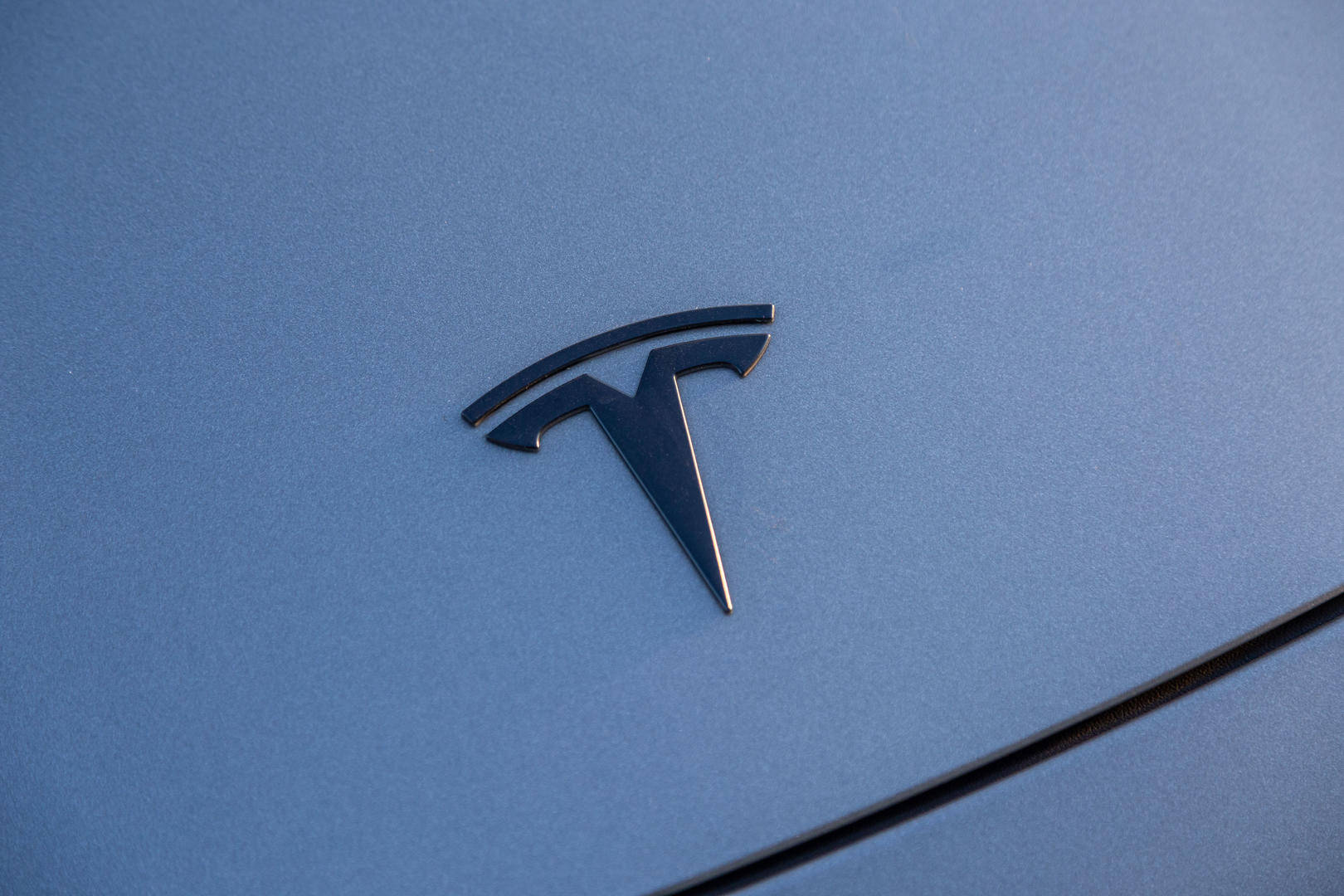 特斯拉车顶维权女车主终审败诉，被判赔偿17万元，媒体人封某被判赔偿25万元