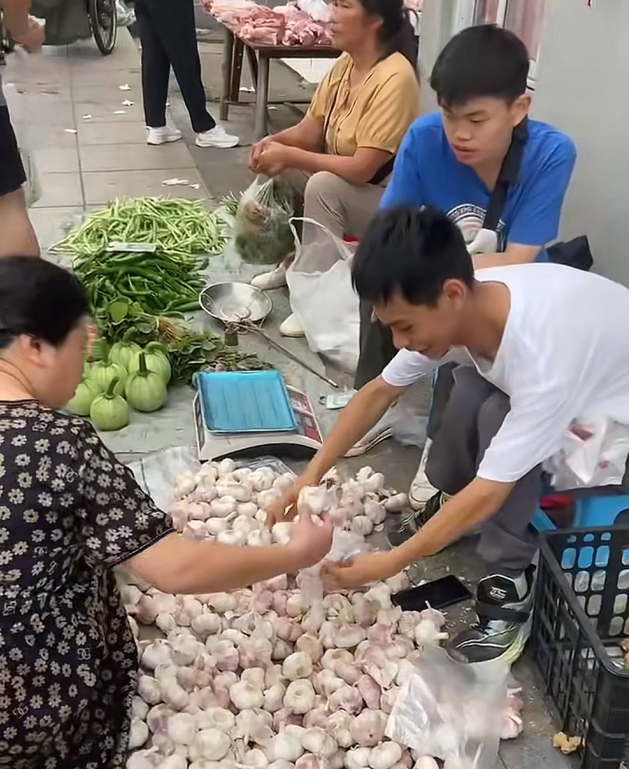 江西三名脑瘫少年摆摊卖大蒜一天赚45元，拍摄者：每天凌晨出门，生活更乐观了