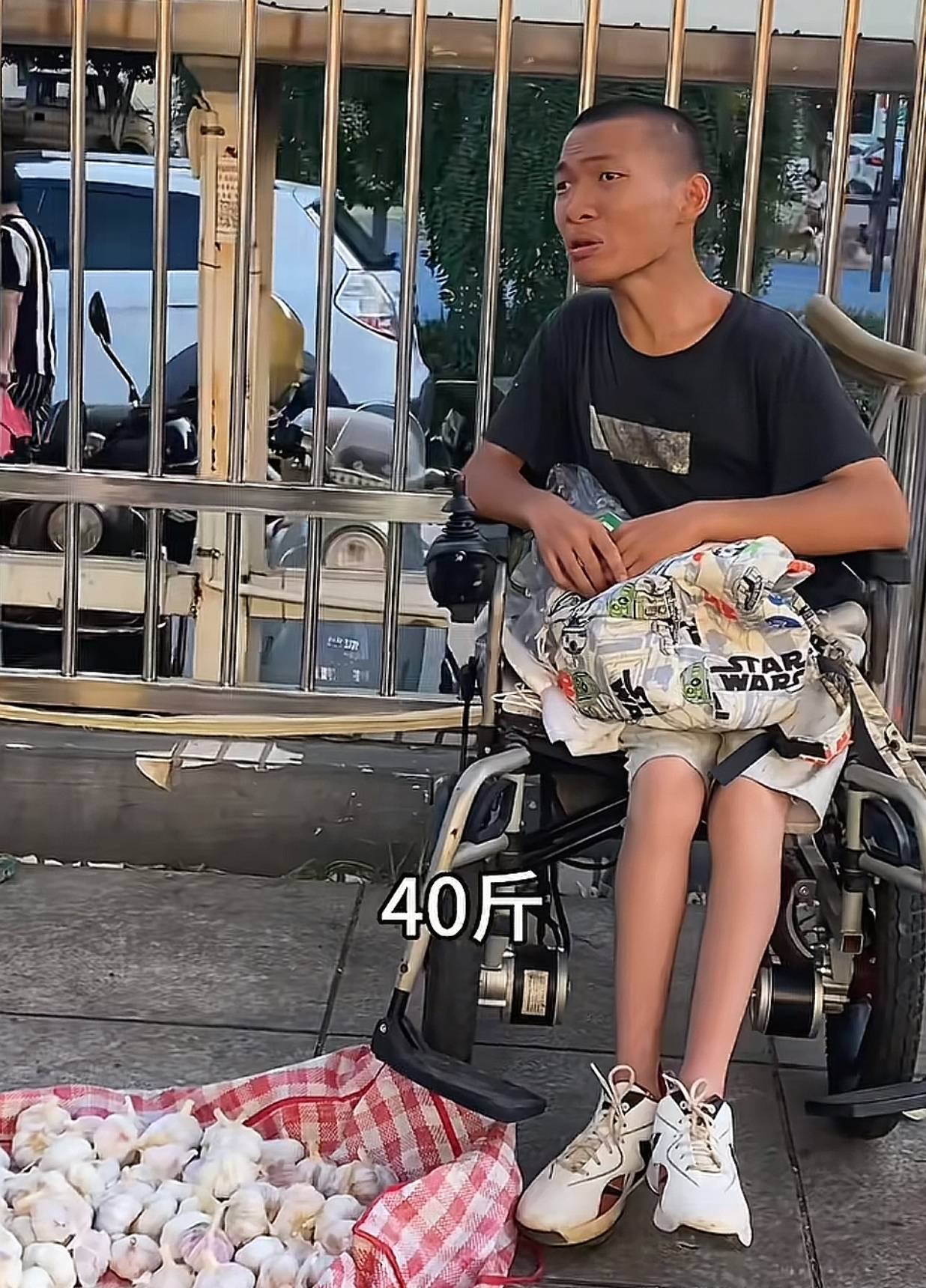 江西三名脑瘫少年摆摊卖大蒜一天赚45元，拍摄者：每天凌晨出门，生活更乐观了