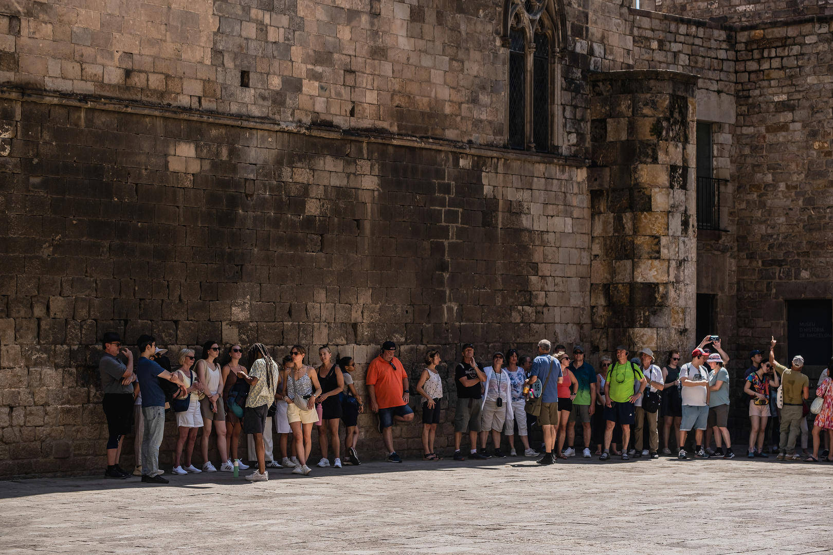 飙至46℃！欧洲人在“烤箱”中自救：风扇+冰碗降温，“无空调挑战”成热搜