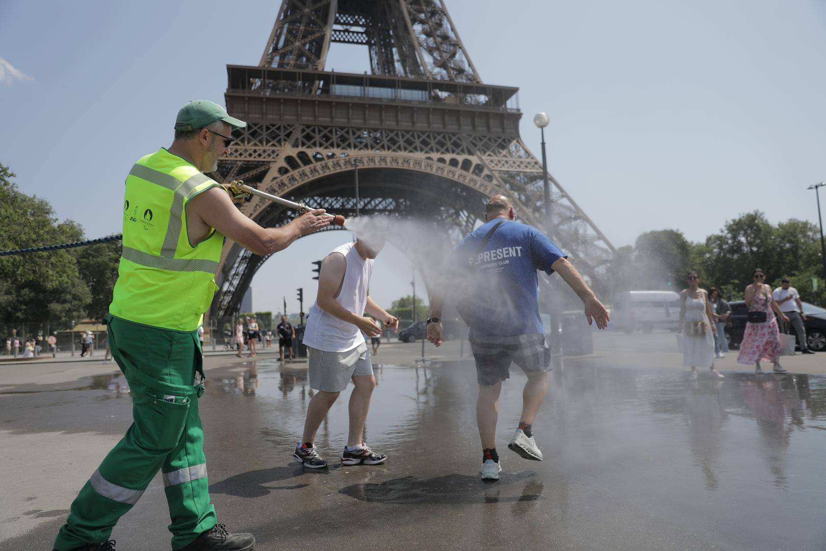 飙至46℃！欧洲人在“烤箱”中自救：风扇+冰碗降温，“无空调挑战”成热搜
