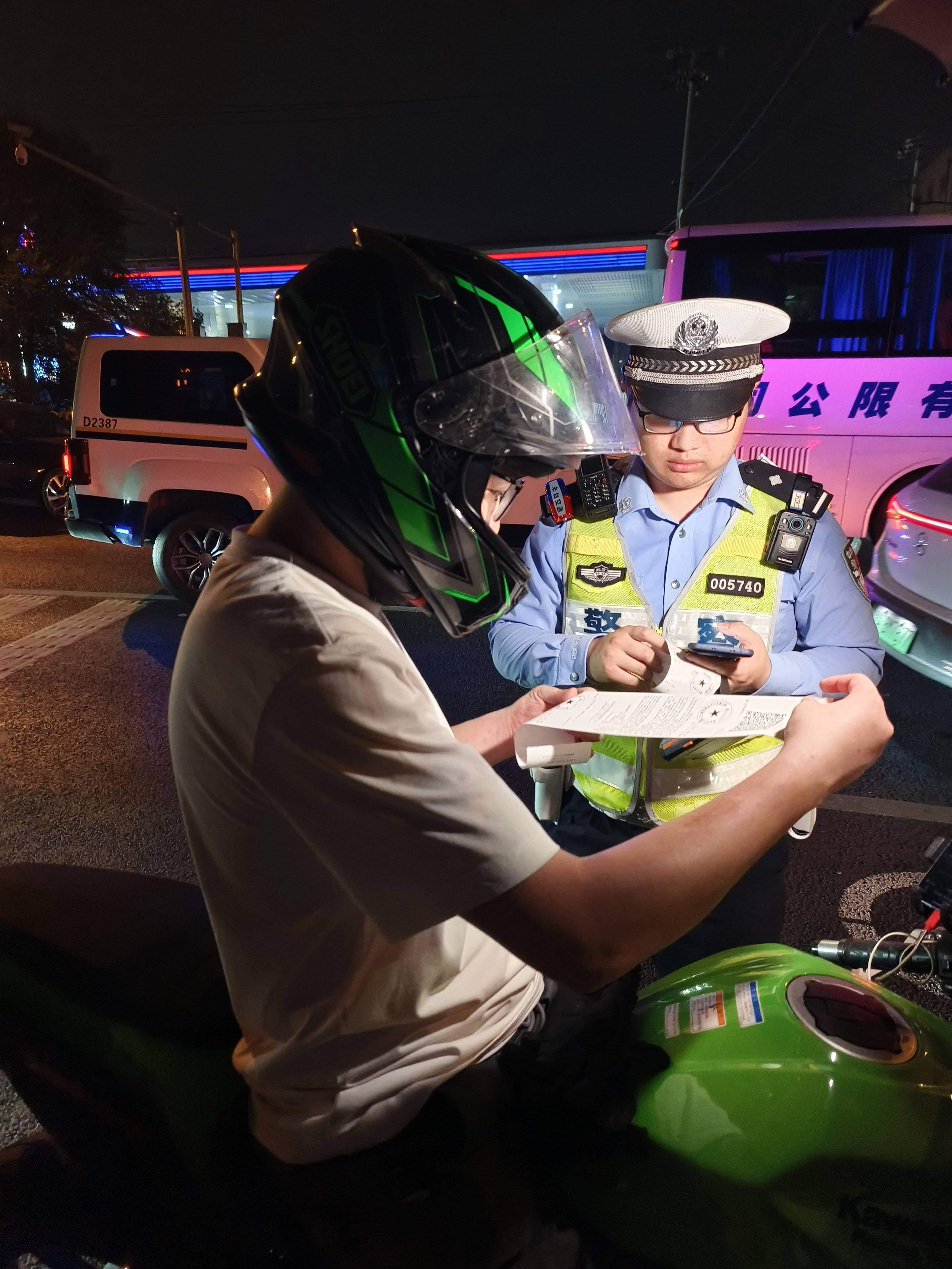 北京警方夜查，京B摩托车进四环被当场拦下