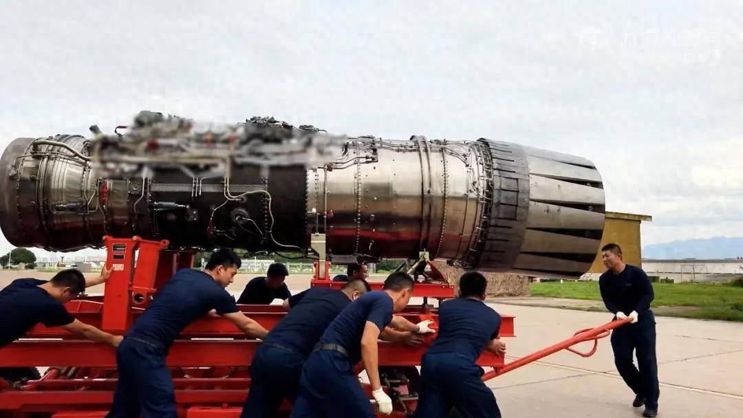 央视亲自曝光，十几人推着歼-16发动机出镜，新太行早已脱胎换骨