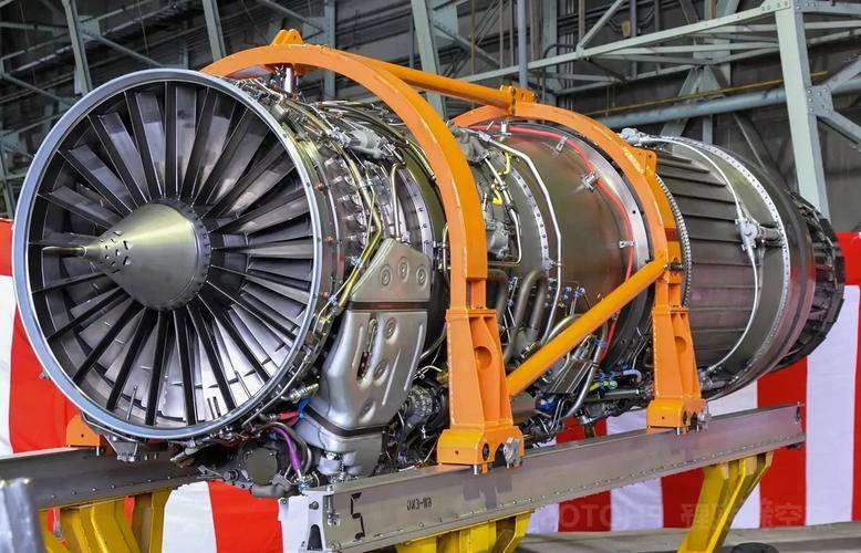 央视亲自曝光，十几人推着歼-16发动机出镜，新太行早已脱胎换骨