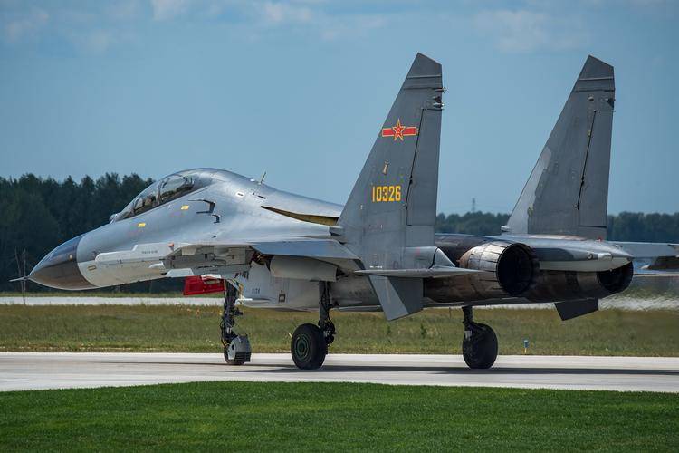 央视亲自曝光，十几人推着歼-16发动机出镜，新太行早已脱胎换骨