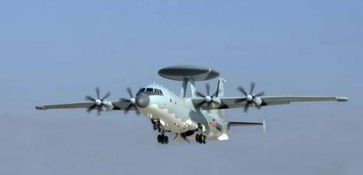 西方震惊!中国空军崛起!飞行员付出巨大:年训超200小时,是美国军队近两倍