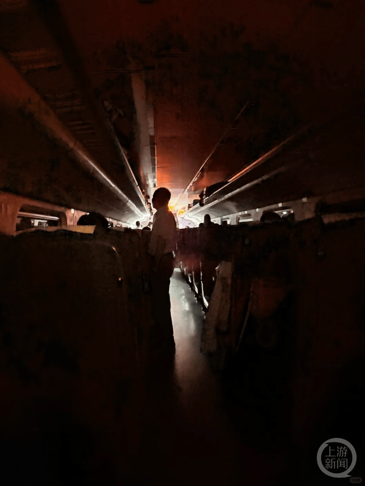 动车车头坏了乘客被困荒野4小时？12306：强降雨致车头受损，更换车头后恢复运行