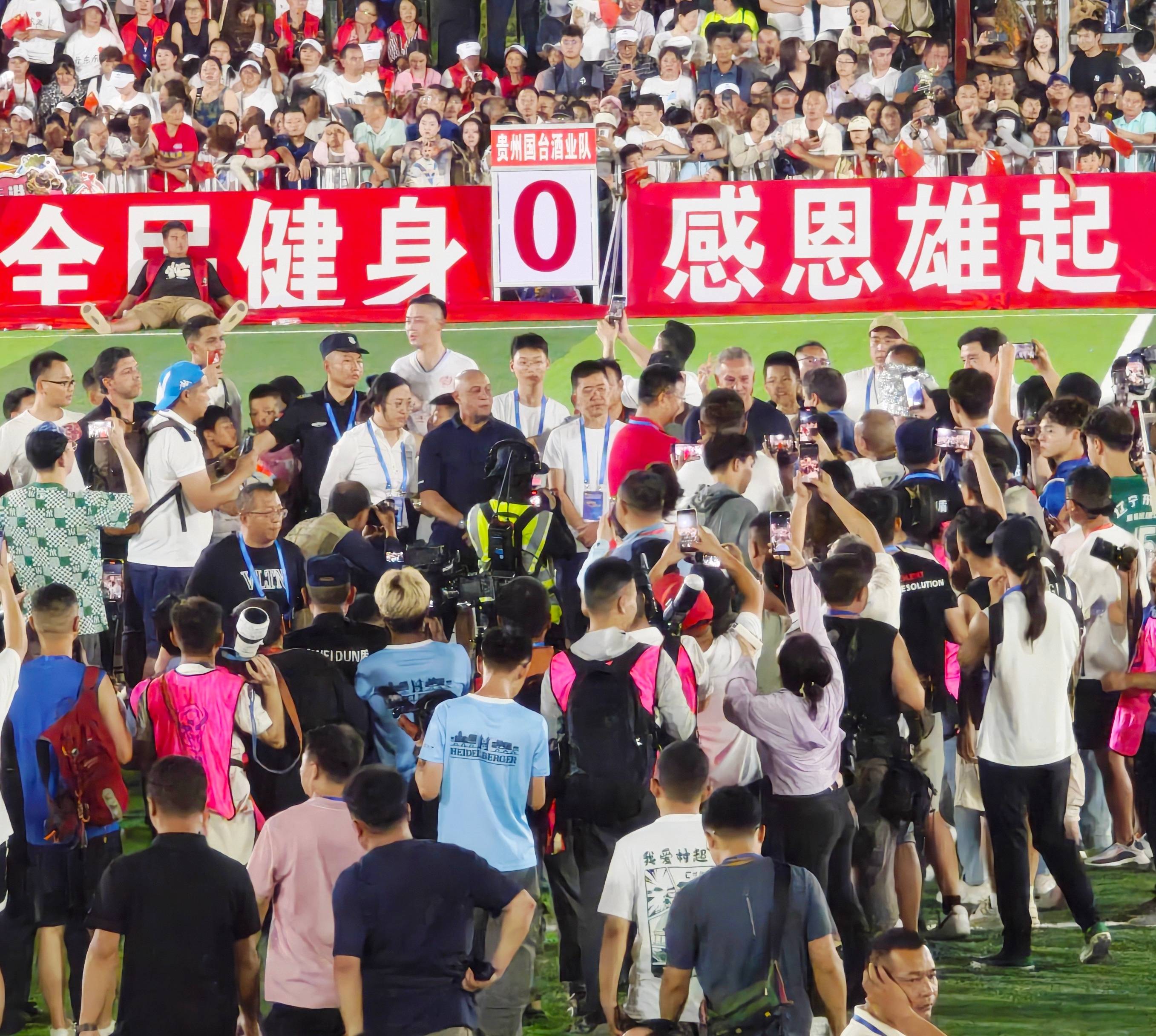 榕江“村超”重启：看台一座难求，足坛巨星巴乔空降现场