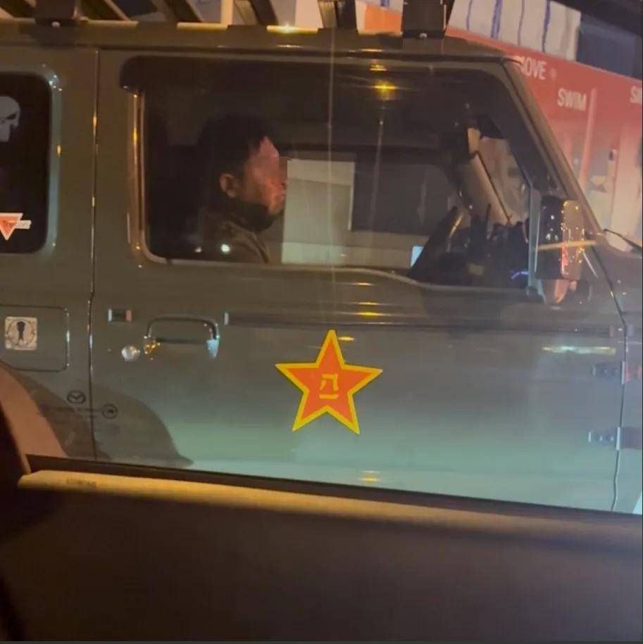 澳大利亚人抗议在车上贴中国八一军徽!吓得还以为是中国来抓他的