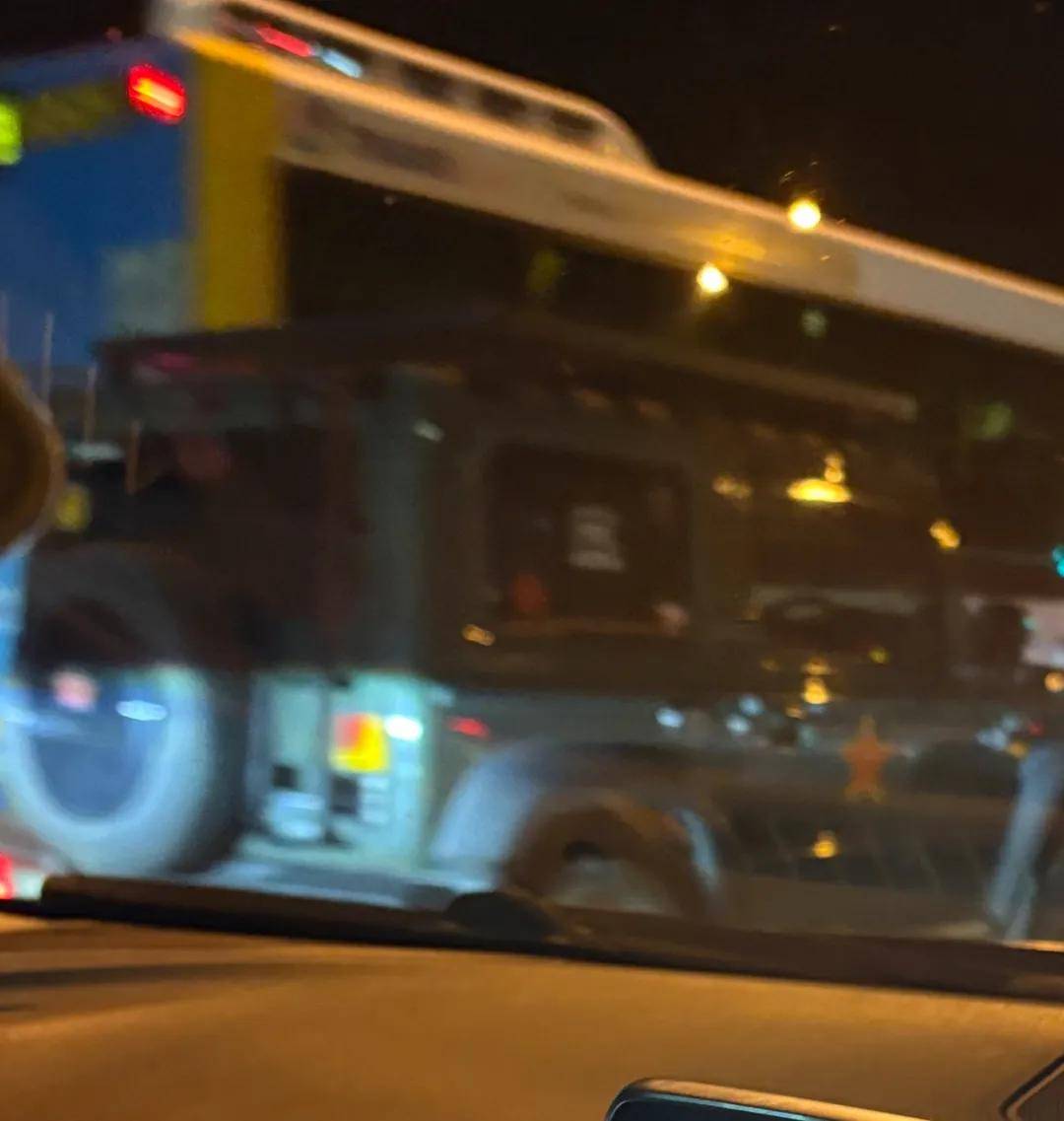 澳大利亚人抗议在车上贴中国八一军徽!吓得还以为是中国来抓他的