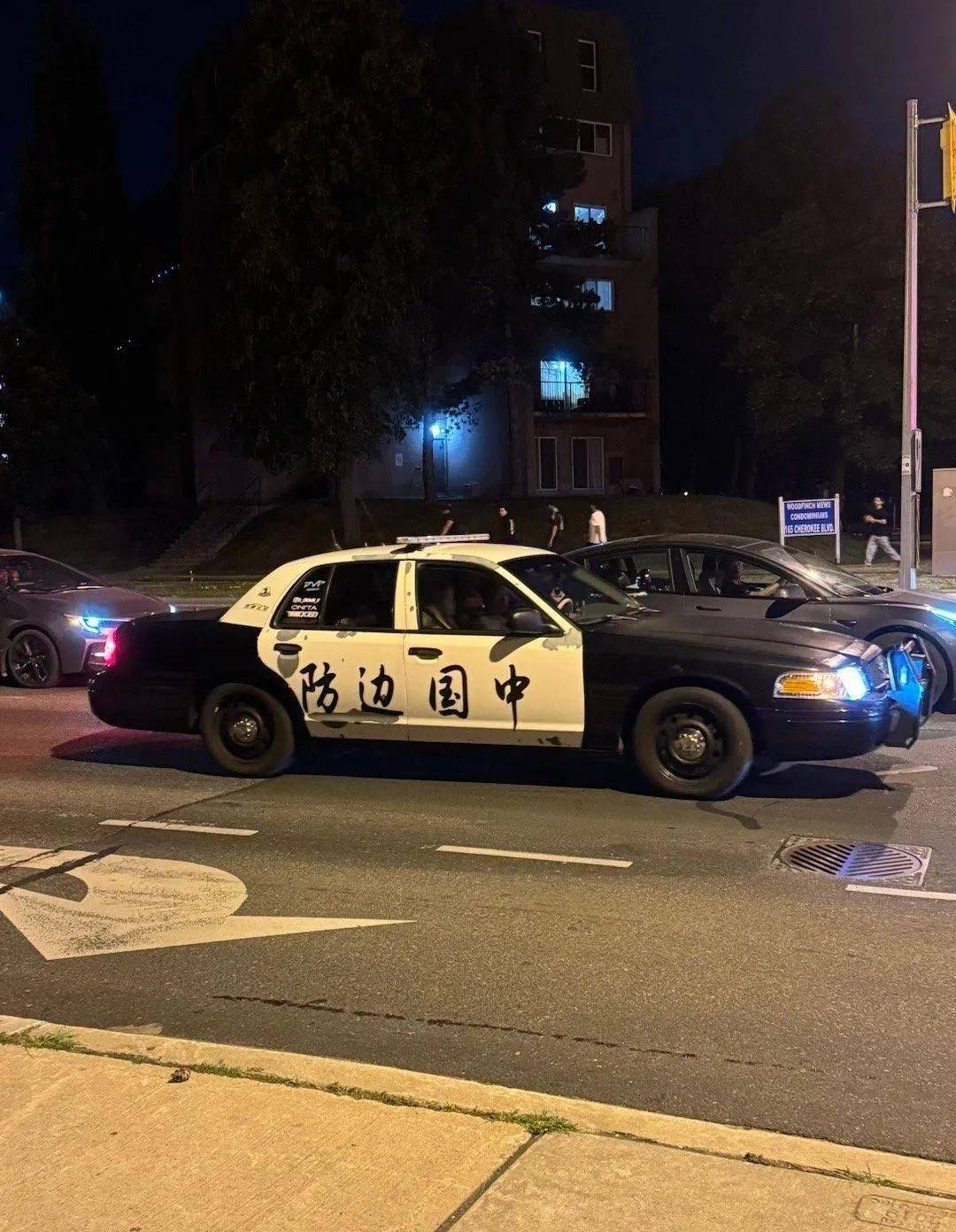 澳大利亚人抗议在车上贴中国八一军徽!吓得还以为是中国来抓他的