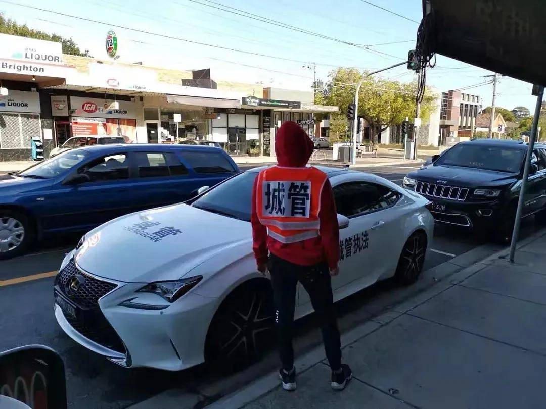 澳大利亚人抗议在车上贴中国八一军徽!吓得还以为是中国来抓他的