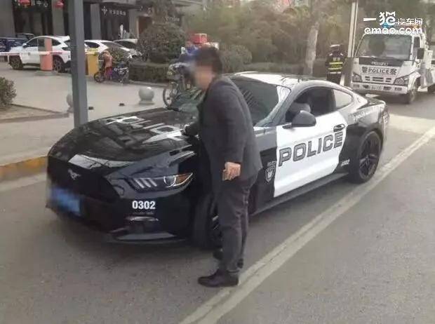 澳大利亚人抗议在车上贴中国八一军徽!吓得还以为是中国来抓他的