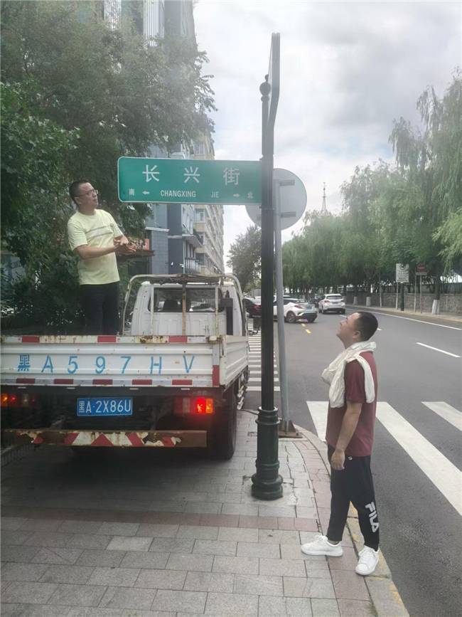 道外区城管局市政市容服务中心扎实推进沿江环境整治工作 全力打造生态宜居滨水景观