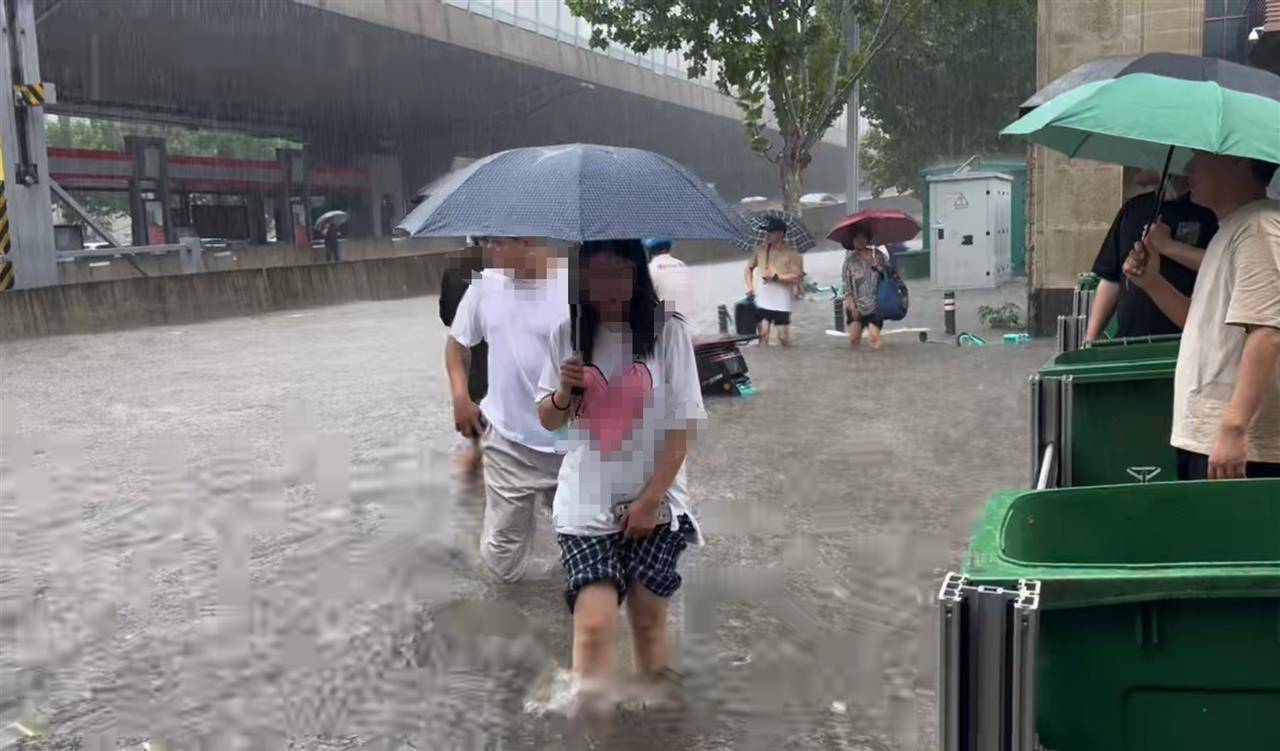 郑州暴雨致多处道路积水，商户称半小时积水已没过膝盖，一企业用沙袋挡水并帮助涉水市民