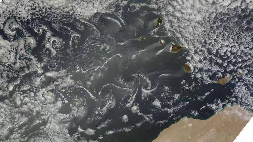 奇观！印度洋无人岛上空出现10个神秘“黑暗空洞”