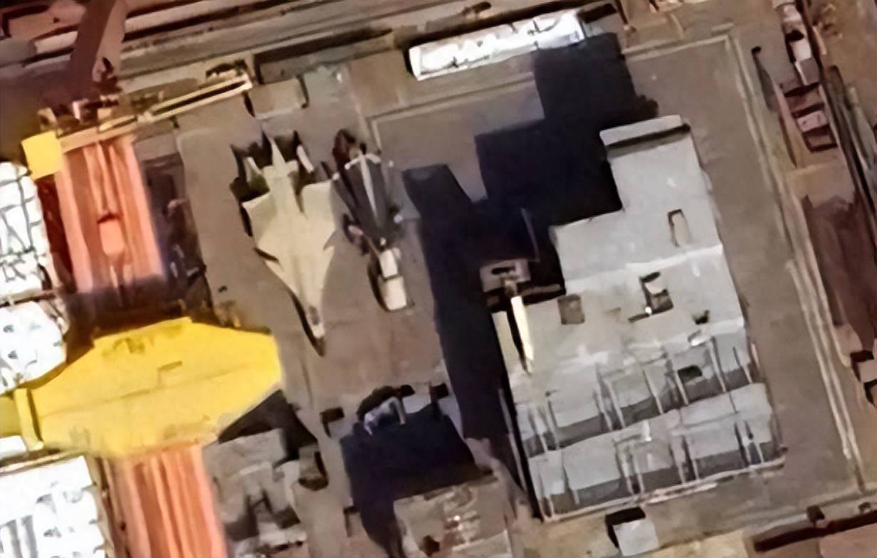 中国004型核航母初露真容，42米宽300米长，排水量或超11万吨？