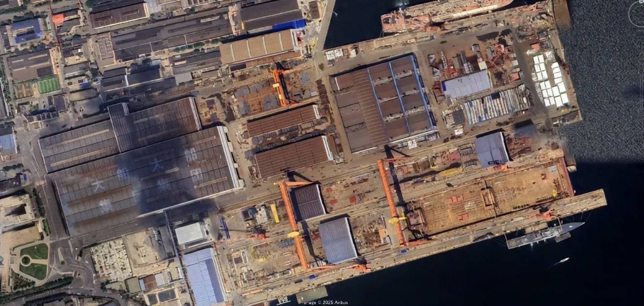 中国004型核航母初露真容，42米宽300米长，排水量或超11万吨？