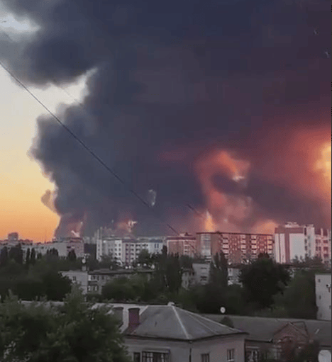 报复不隔夜!仅24小时,俄军炸碎阿塞拜疆投资,17个油罐被毁引发国际关注