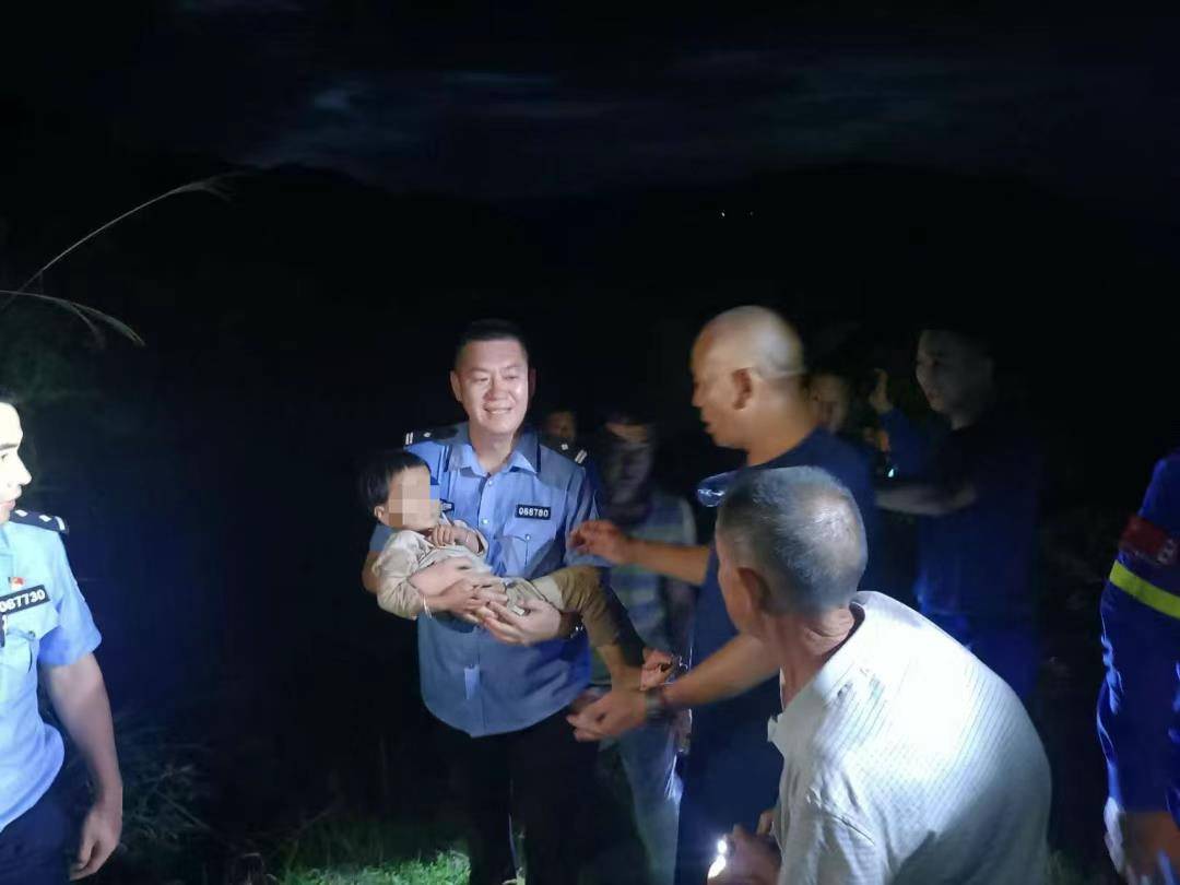 湖南新韶突然失踪的2岁女孩平安找到，当地公安：在距离家1公里外的山林石缝中发现