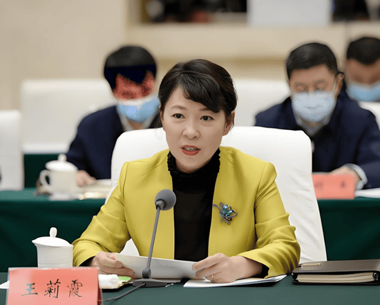 正部级美女大员被查!千万华服堆满多套住宅,化妆团队提前数小时待命~