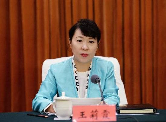 正部级美女大员被查！千万华服堆满多套住宅，化妆团队提前数小时待命~