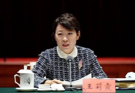 正部级美女大员被查！千万华服堆满多套住宅，化妆团队提前数小时待命~