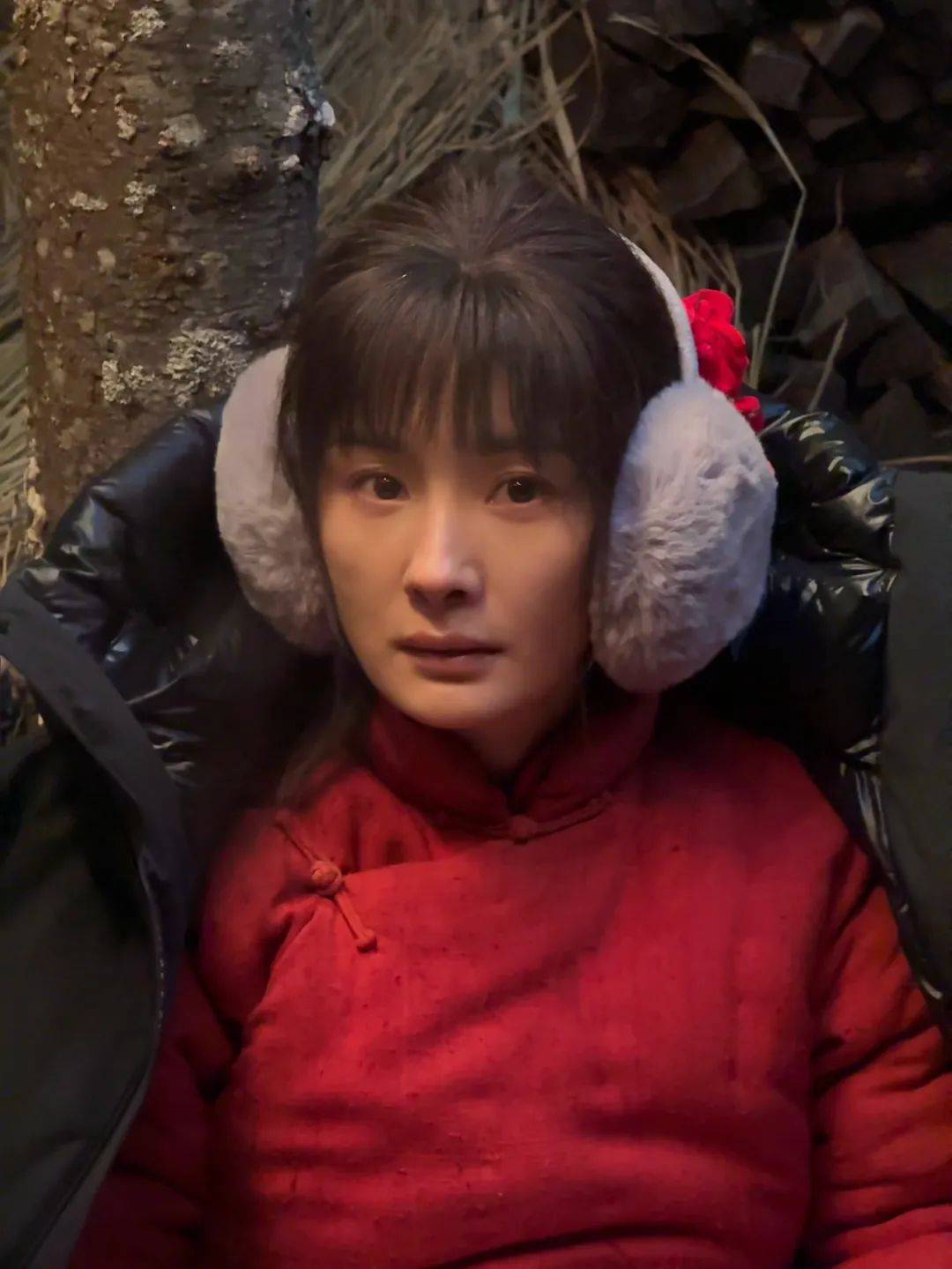 杨幂晒老年妆告别电视剧《生万物》，此前增重10斤素颜出演农妇，完成高强度农活戏份