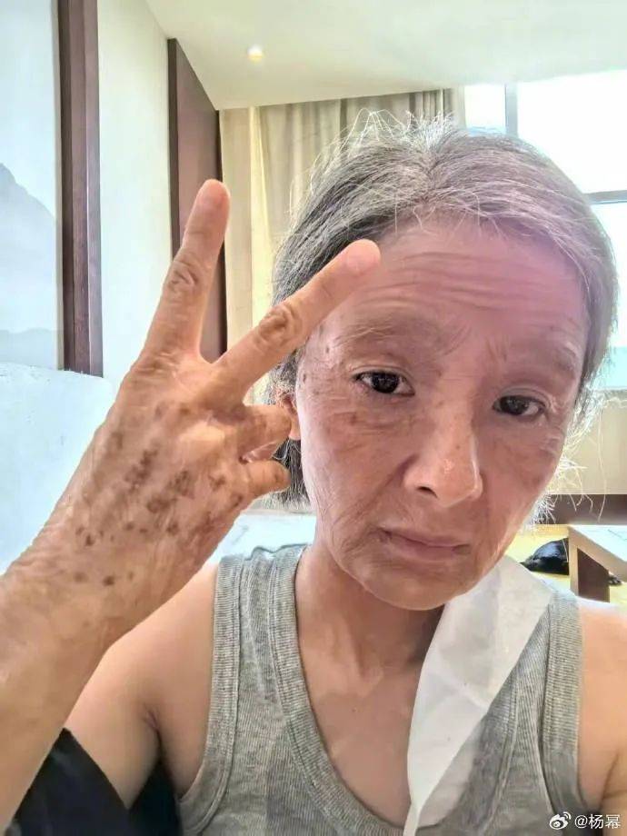杨幂晒老年妆告别电视剧《生万物》，此前增重10斤素颜出演农妇，完成高强度农活戏份