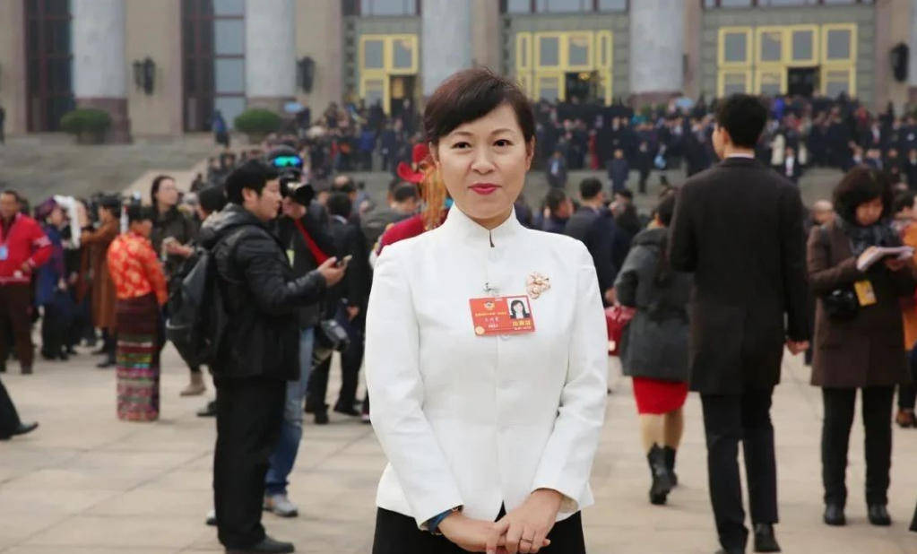 “换装主席”王莉霞的堕落：从光鲜人设到腐败深渊