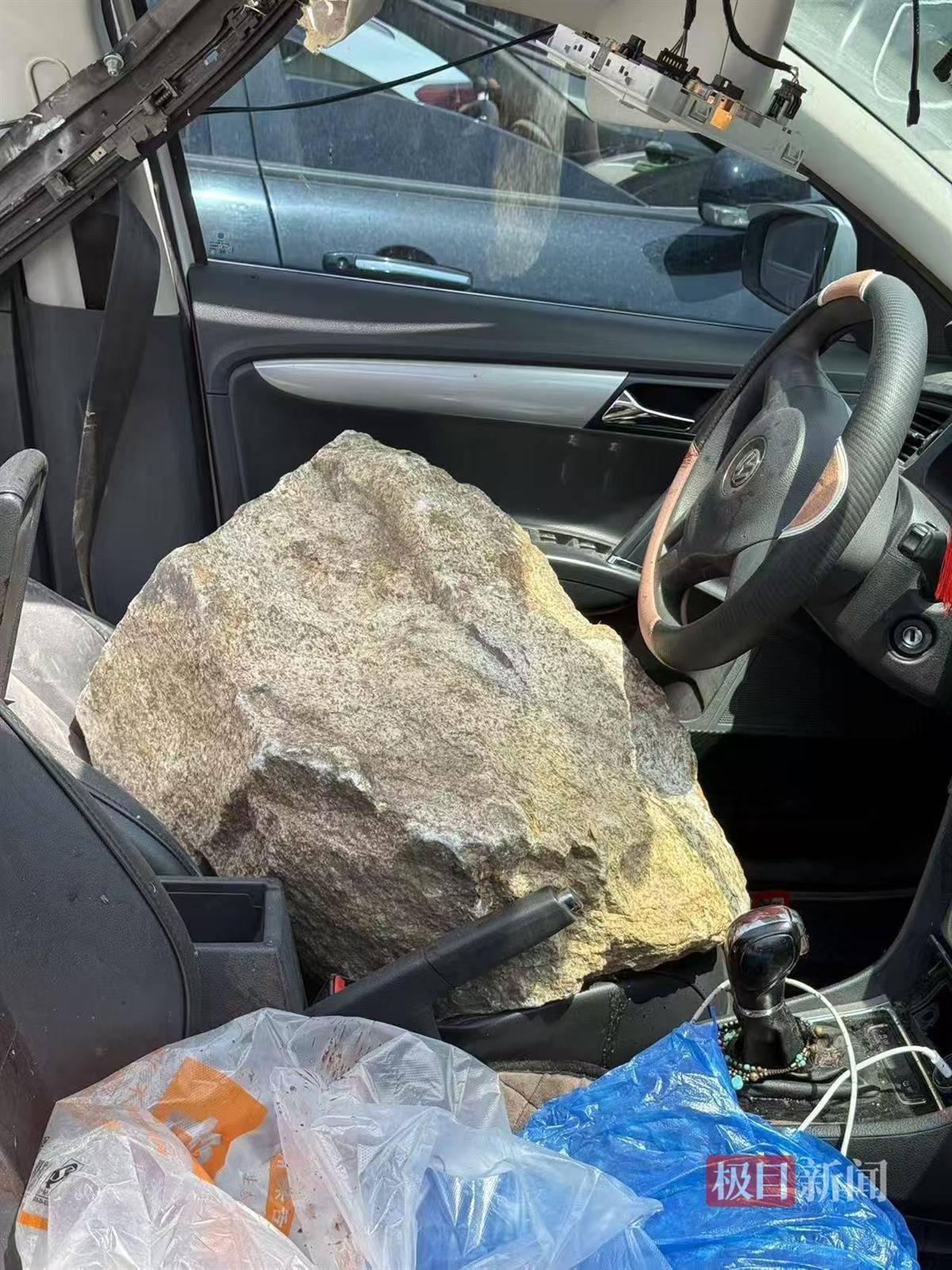 一家四口自驾遇落石36岁男子被砸身亡，两天后是他小女儿2周岁生日，死者父母：再也见不到儿子儿媳一同回家