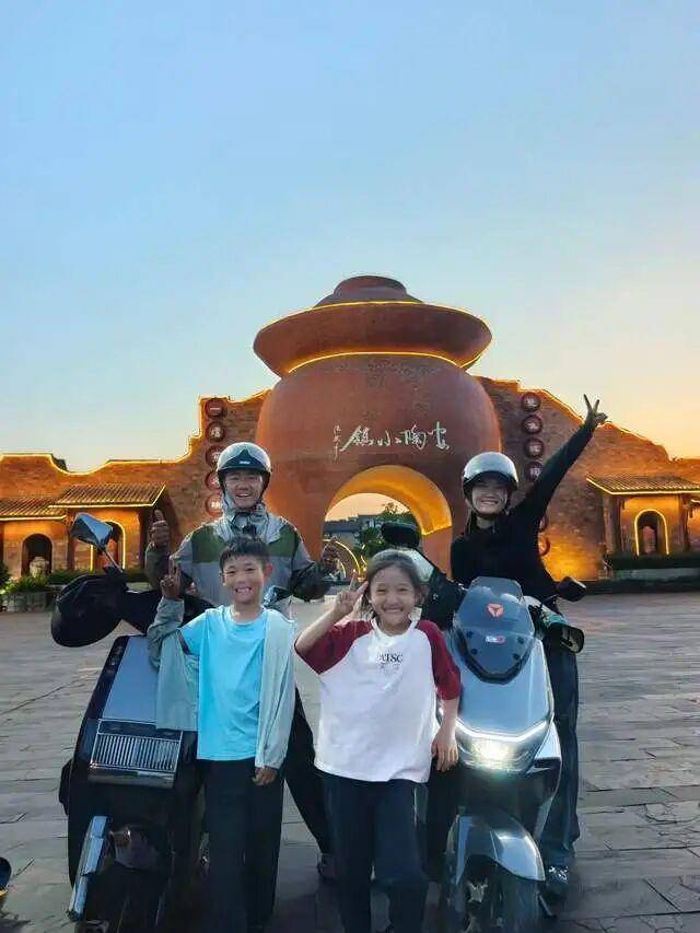 骑电瓶车带两娃跨越2000公里！安徽一家四口17天抵达成都，本人回应：用喜爱的方式带孩子看世界