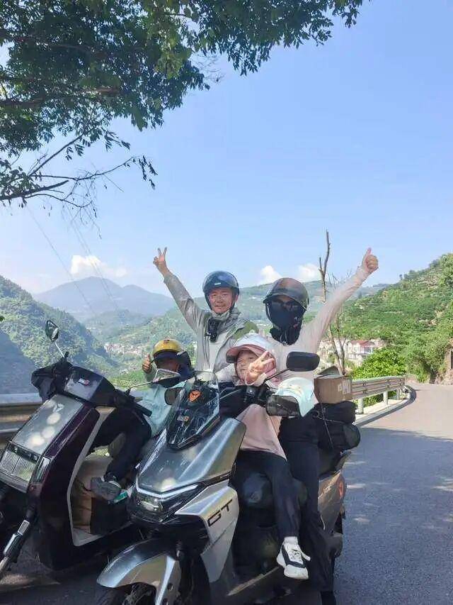 骑电瓶车带两娃跨越2000公里！安徽一家四口17天抵达成都，本人回应：用喜爱的方式带孩子看世界
