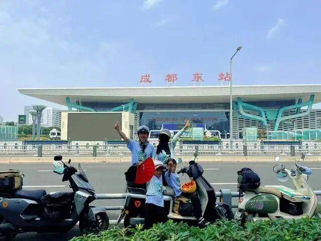 骑电瓶车带两娃跨越2000公里！安徽一家四口17天抵达成都，本人回应：用喜爱的方式带孩子看世界