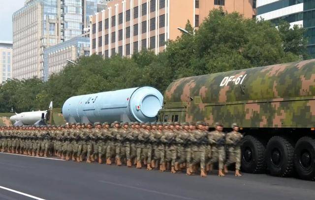 憋了几个小时，外媒锐评九三阅兵：中国武器看着强，但没打过实战