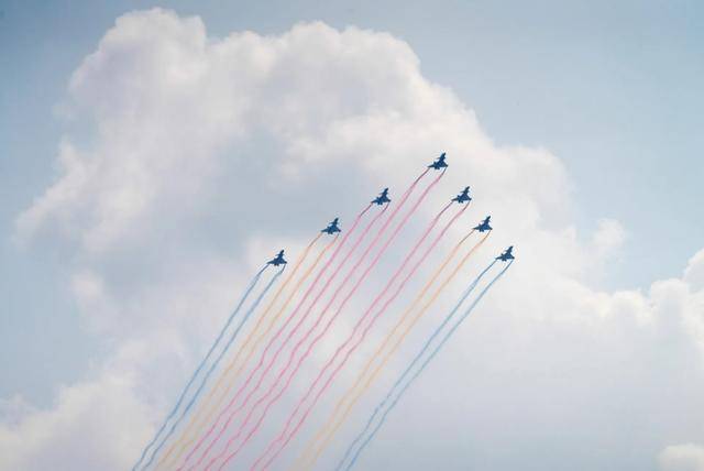 憋了几个小时，外媒锐评九三阅兵：中国武器看着强，但没打过实战