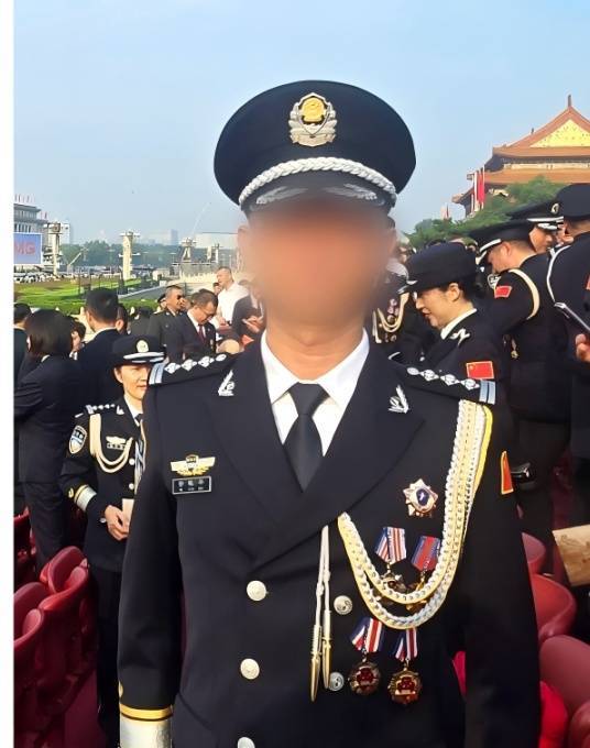 他在阅兵现场，留下一张不能露面的照片！