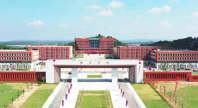 江西一高校21岁男生宿舍玩手游晕倒猝死，家属质疑校方急救措施不到位，校方回应