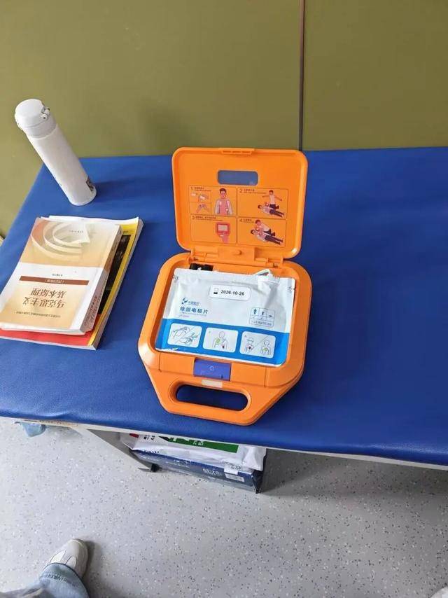 江西一高校21岁男生宿舍玩手游晕倒猝死，家属质疑校方急救措施不到位，校方回应