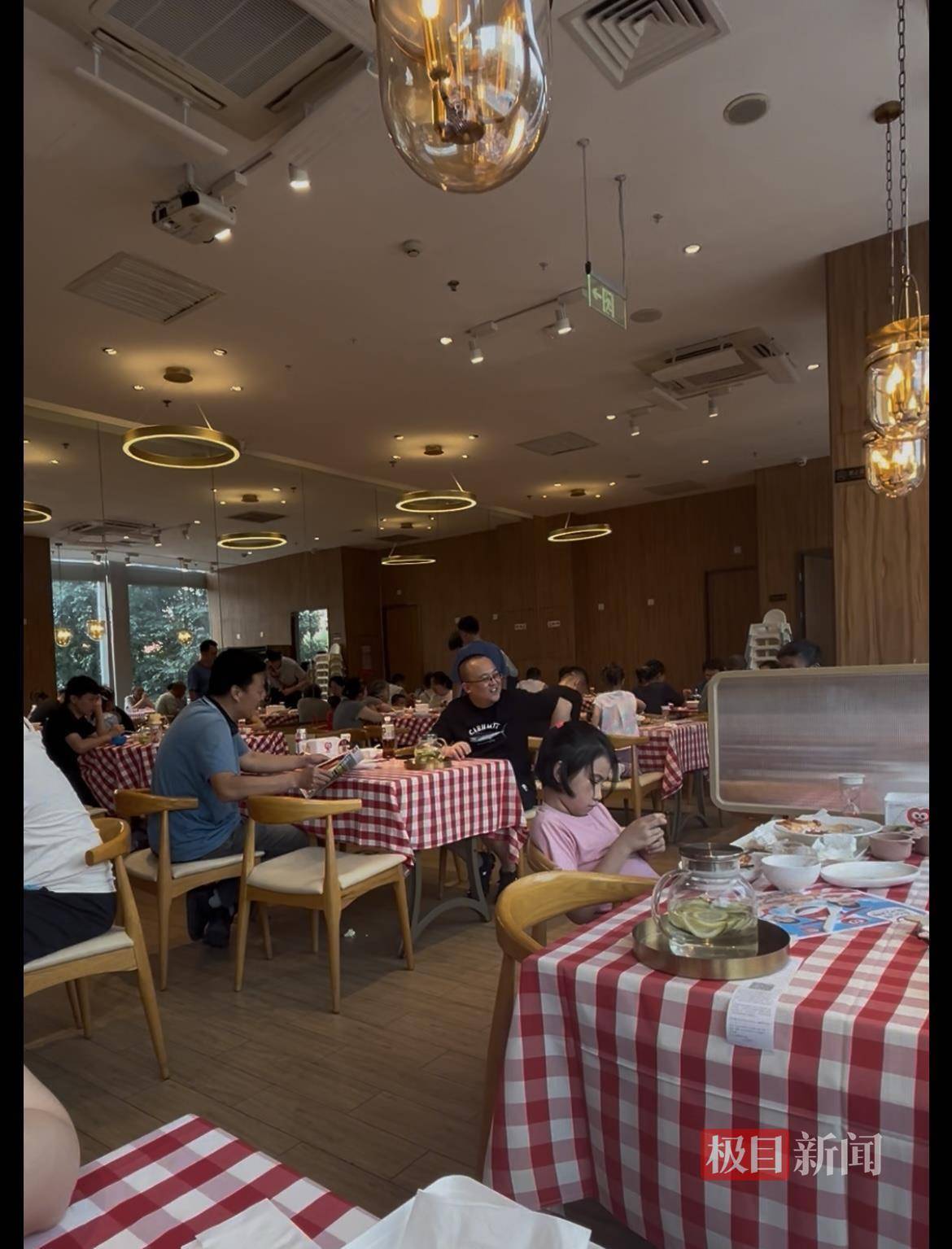 实探罗永浩就餐的西贝门店：40余桌基本坐满，老罗包间上午10点就被预定，有顾客大喊“特意来支持贾总”