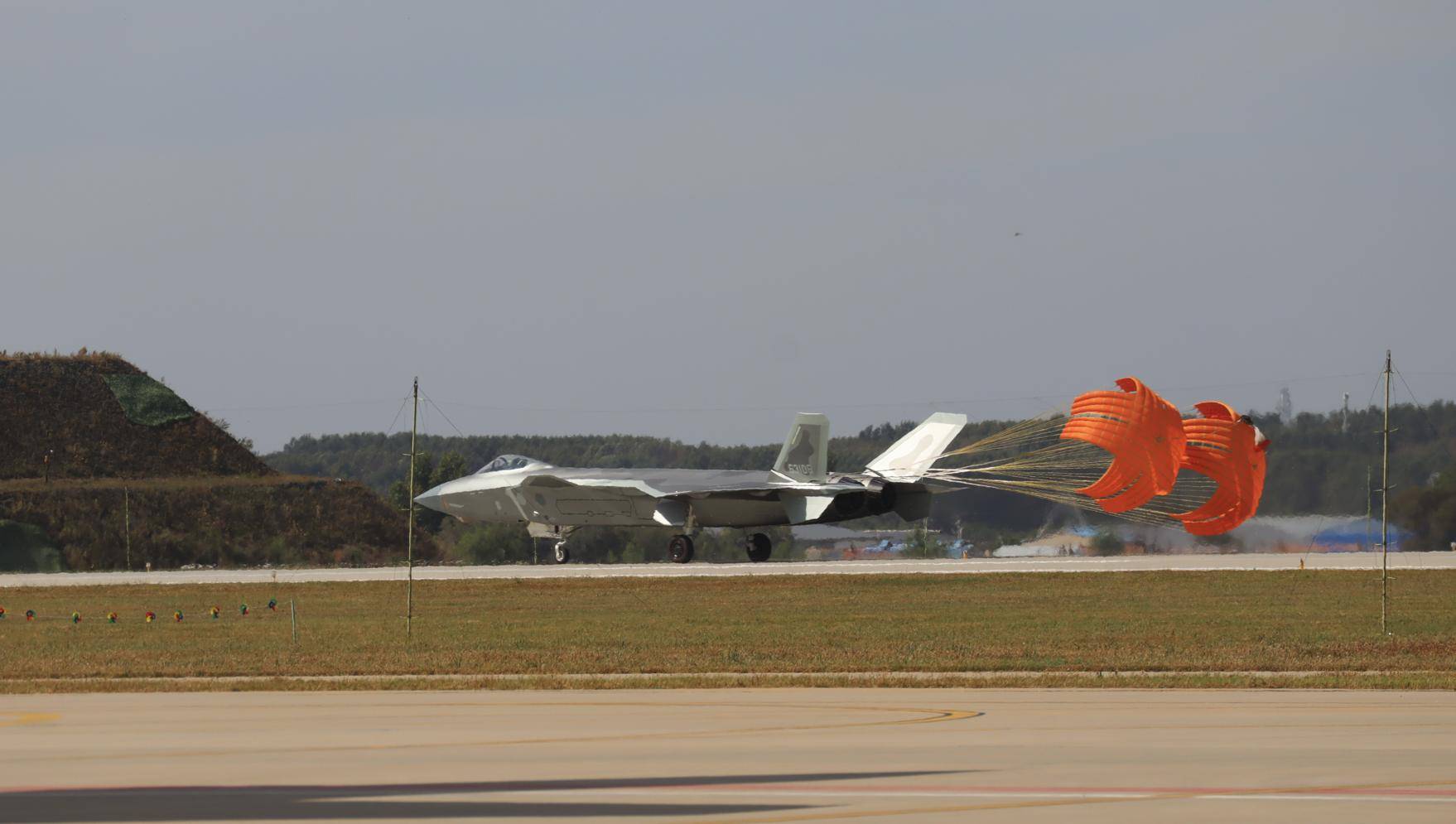 印媒给歼-20算了笔账，用不着等六代机，美空军已经让出世界第一