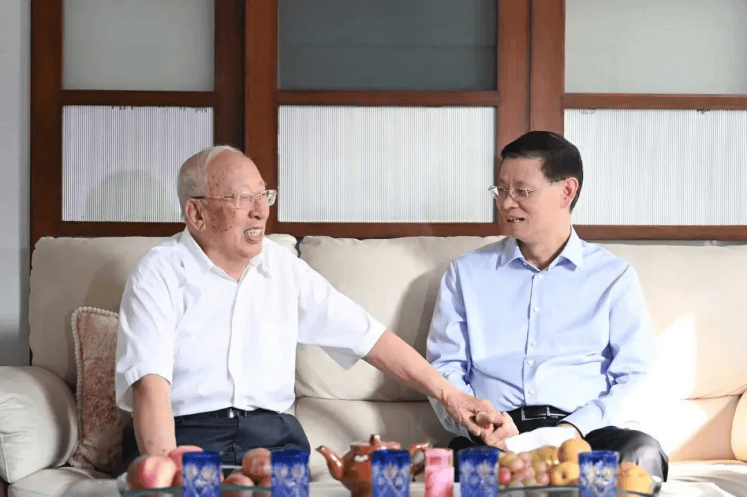 许昆林看望慰问正省级老同志