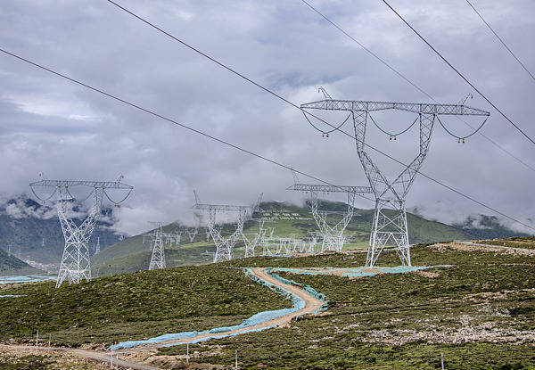 美媒：中国有42条特高压输电线路，每一条的输电能力都远超美国