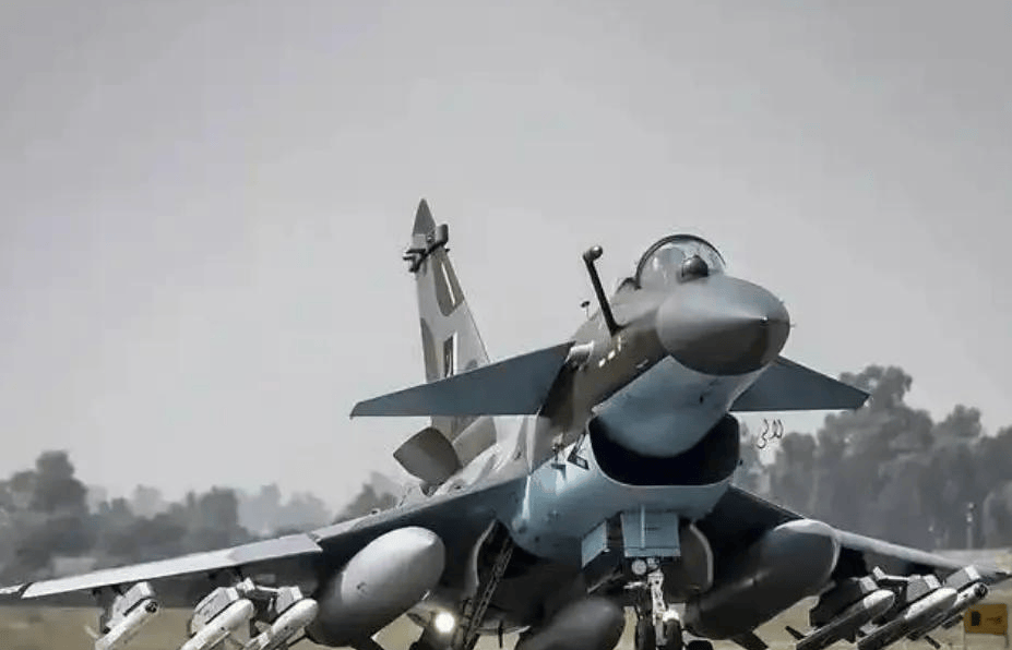 印巴空战后，西方首次看到霹雳15：加军机上门挑衅，被解放军驱逐