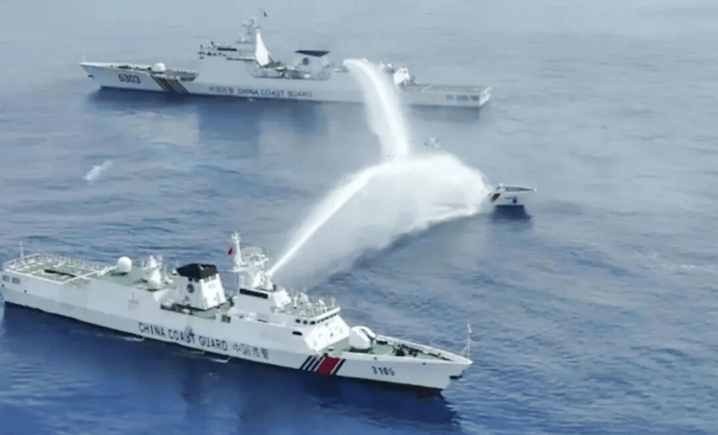 南海爆发激烈对峙，菲方主力舰高速飙船，迎头撞上中国海警艇