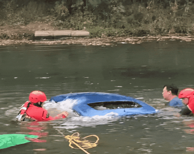 女儿被困坠河车内，父亲借渔网撬门救女，关键时刻......