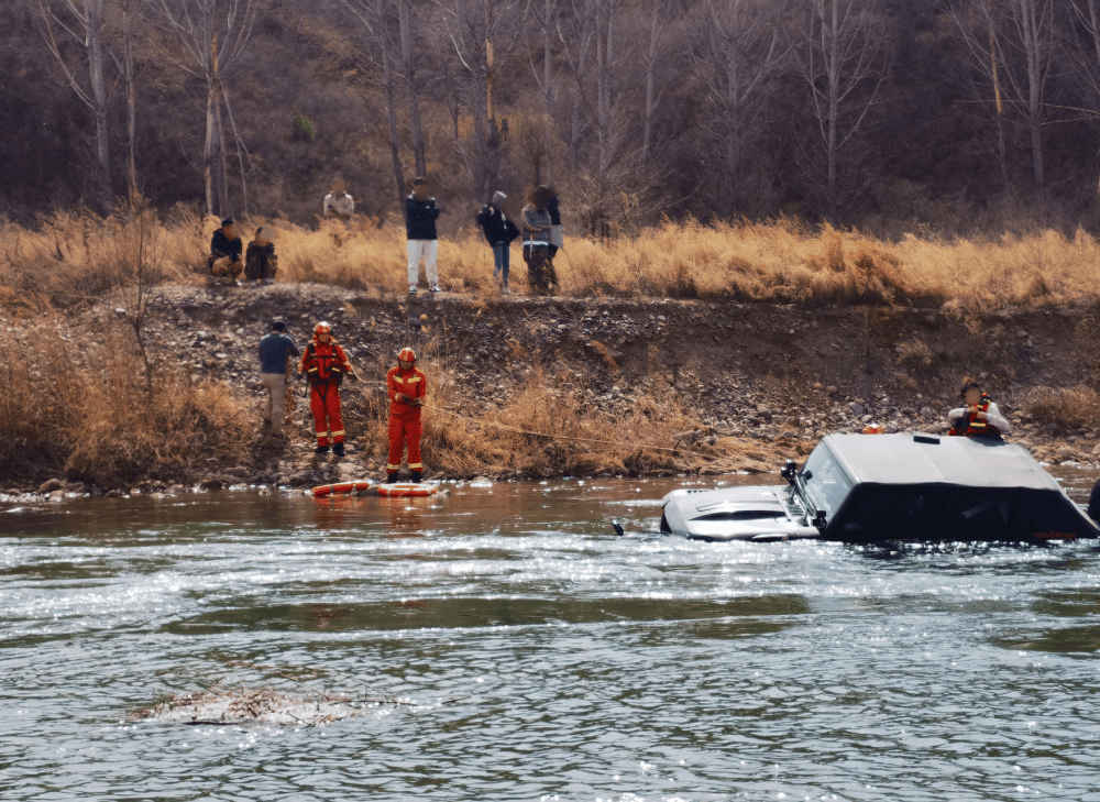 女儿被困坠河车内，父亲借渔网撬门救女，关键时刻......