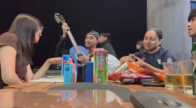 上海女生国外丢失手机,找回后发现多了两段视频,网友:结局意想不到……