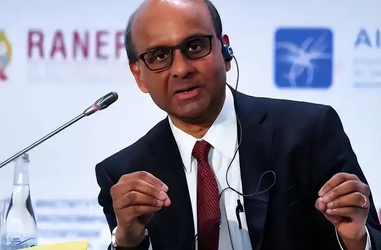 特朗普下劝降令,不给稀土就放金融核弹?新加坡总统喊话中国放弃自给自足